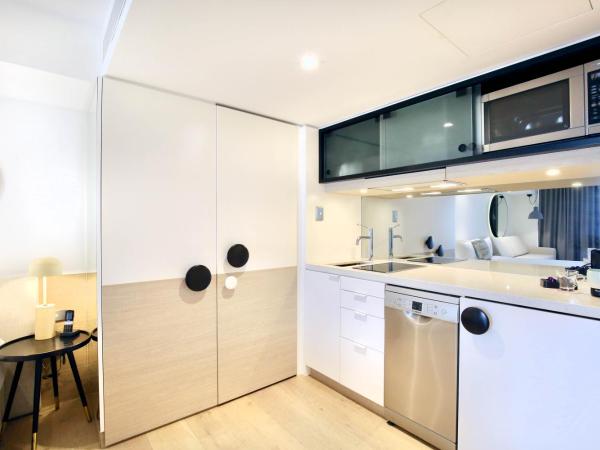 Miss Baker's Boutique Accommodation Bondi : photo 4 de la chambre studio lit king-size de luxe avec balcon