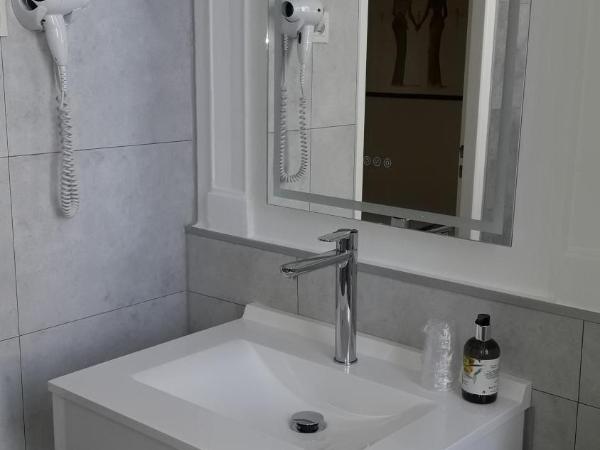 Logis Hôtel Lafayette Rochefort France : photo 10 de la chambre chambre triple