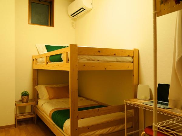 TOKYO E JOY INN West Shinjuku Branch : photo 4 de la chambre mixed dormitory room with shared shower and toilet