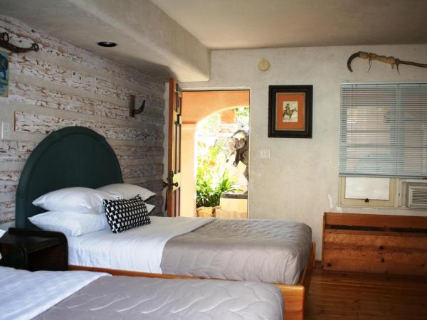 Les Artistes Inn : photo 4 de la chambre hébergement avec 2 lits doubles et terrasse - vue sur jardin