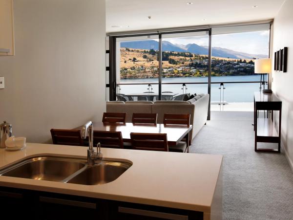 The Rees Hotel & Luxury Apartments : photo 2 de la chambre appartement 1 chambre exécutif avec vue sur le lac