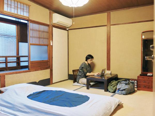 Gojo Guest House : photo 6 de la chambre chambre lits jumeaux de style japonais avec salle de bains commune
