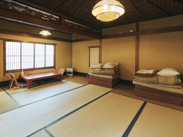 Gojo Guest House : photo 1 de la chambre chambre triple basique avec salle de bains commune