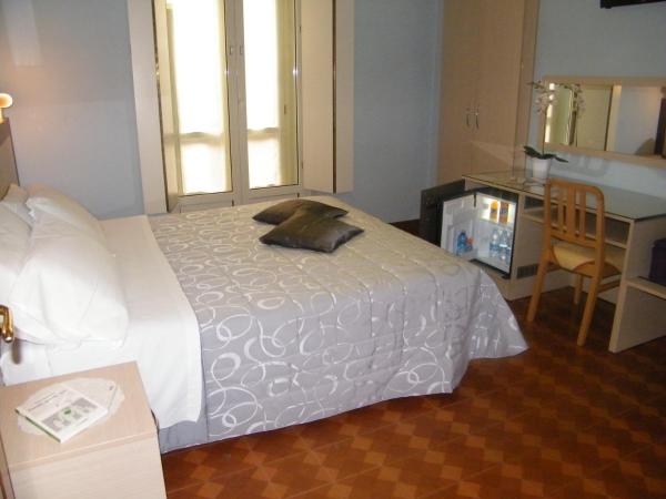 Albergo in Centro : photo 2 de la chambre chambre double ou lits jumeaux avec salle de bains privative