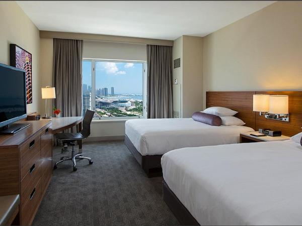 Hyatt Regency McCormick Place : photo 4 de la chambre chambre quadruple pour personnes à mobilité réduite avec douche adaptée