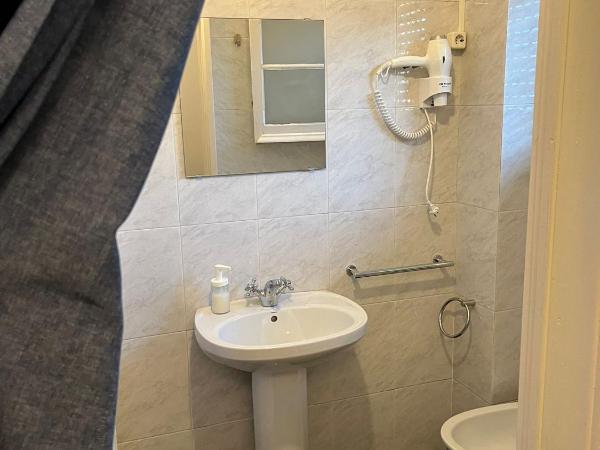 Alvalade II Airport Guest House : photo 4 de la chambre chambre simple avec salle de bains privative