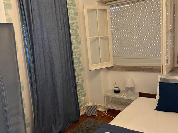 Alvalade II Airport Guest House : photo 3 de la chambre chambre simple avec salle de bains privative