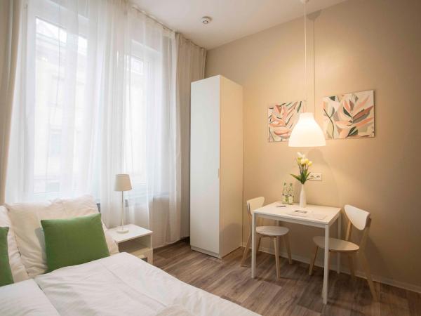 NEU: Zentral gelegene, stilvoll eingerichtete Zimmer mit eigener Teeküche : photo 3 de la chambre chambre double standard