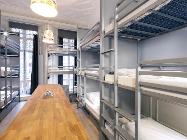 Astor Hyde Park Hostel : photo 2 de la chambre lit dans dortoir mixte de 15 lits avec salle de bains privative