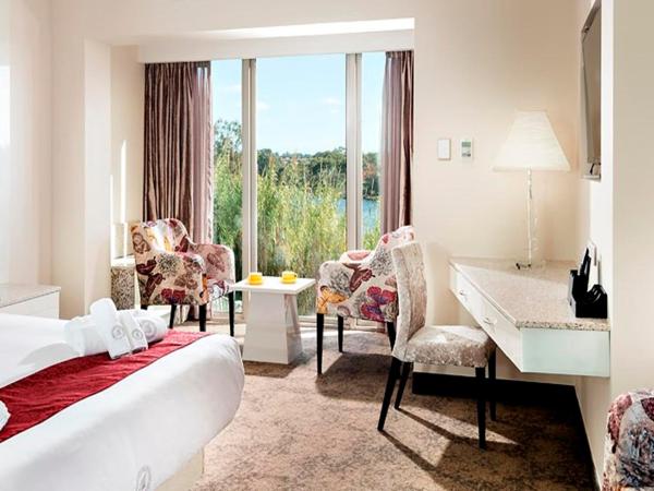 Swan River Hotel : photo 2 de la chambre chambre supérieure avec lit king-size - vue sur rivière