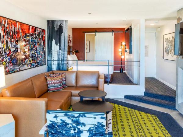 Montrose at Beverly Hills : photo 3 de la chambre suite lit king-size signature avec balcon - vue sur ville