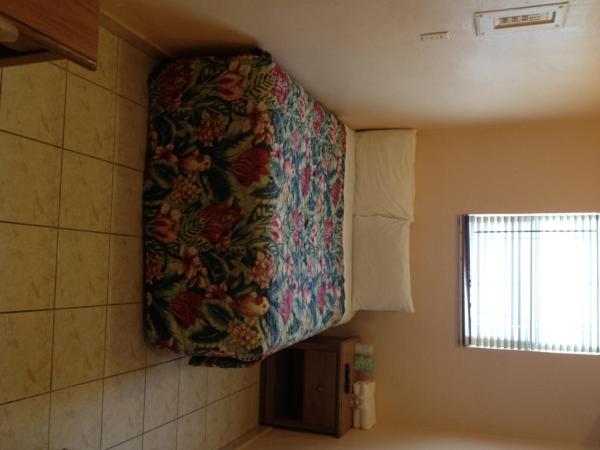 Collins Avenue Hostel : photo 1 de la chambre chambre lit queen-size avec salle de bains commune 