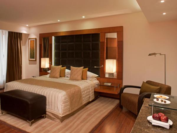 Radisson Blu Plaza Delhi Airport : photo 7 de la chambre junior suite with happy hours 03:00 pm to 08:00 pm 1+1 & airport transfers,early check in at 10 am (subject to availability), 20% discount on food & beverage