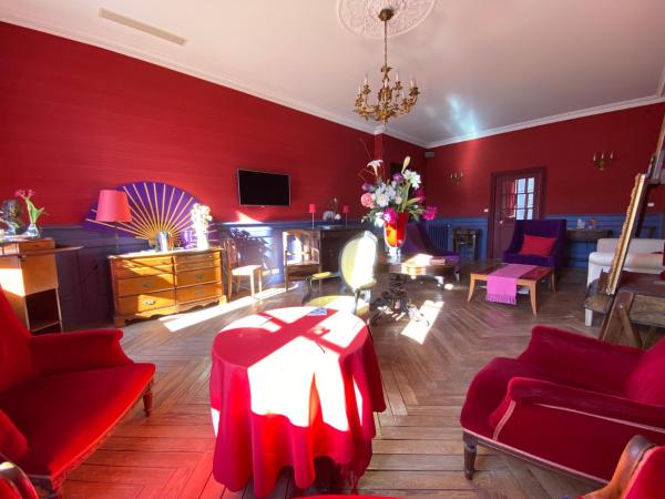 Historic manor, medieval town 10 minutes walk, private parking, garden : photo 4 de la chambre chambre double - vue sur ville médiévale