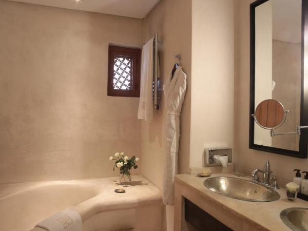 Le Riad Villa Blanche : photo 1 de la chambre suite junior exécutive avec cheminée et loggia