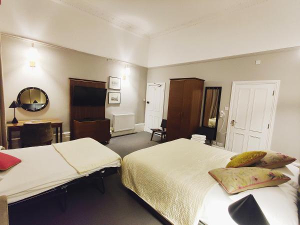 Blue Bells Hotel : photo 1 de la chambre chambre triple