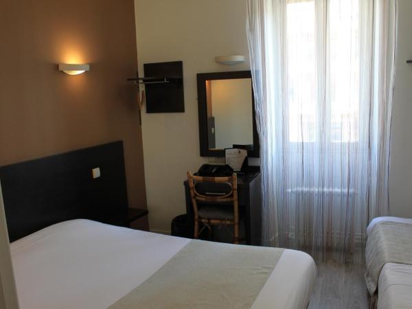 Hôtel de Paris - Dijon Centre Gare : photo 1 de la chambre chambre triple