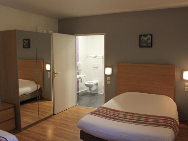 Hôtel de Paris - Dijon Centre Gare : photo 2 de la chambre chambre quadruple