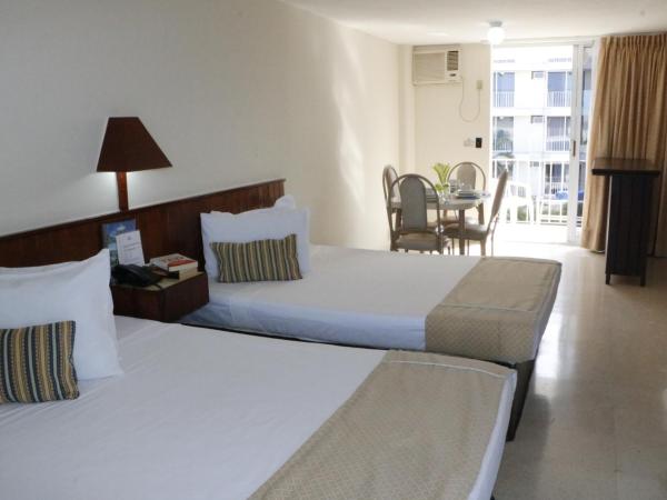 Alba Suites Acapulco : photo 9 de la chambre chambre avec 2 lits doubles - vue sur piscine