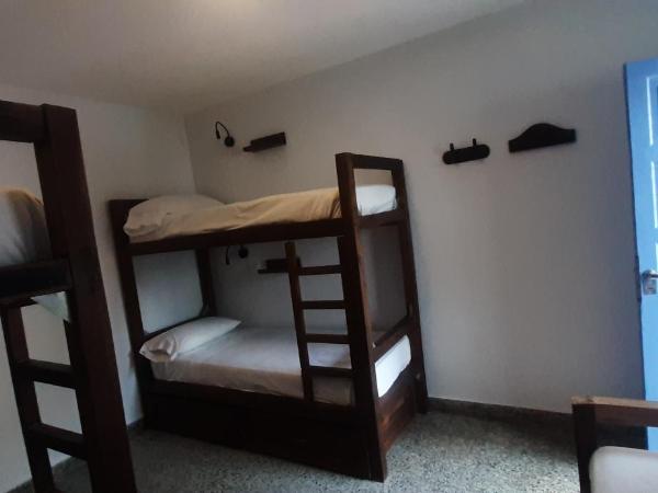 Sabatico Travelers Hostel & Guesthouse : photo 1 de la chambre lit simple dans dortoir mixte de 5 lits