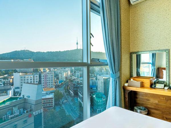 Myeongdong Merlin Hotel : photo 2 de la chambre chambre triple – vue sur montagne