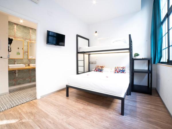 Koba Hostel : photo 2 de la chambre chambre familiale supérieure avec salle de bains privative