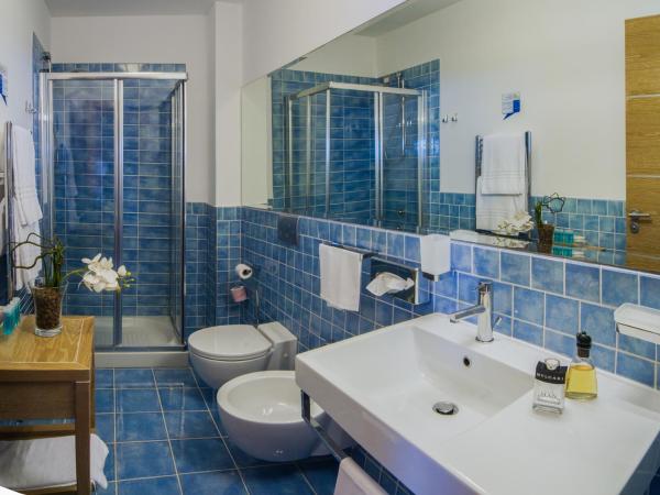 Grifo Hotel Charme & SPA : photo 6 de la chambre chambre double supérieure avec vue partielle sur la mer