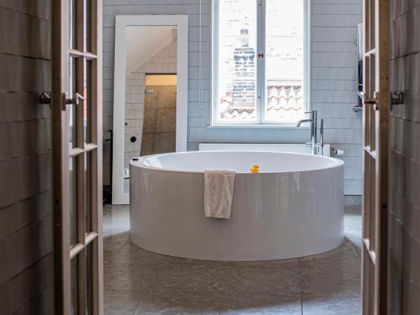 V Hotel Helsingborg; BW Premier Collection : photo 7 de la chambre suite lit king-size avec baignoire