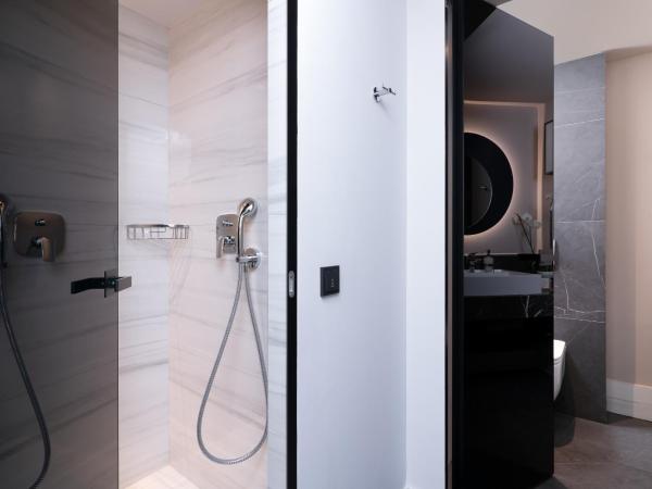 S Hotel Boutique Thessaloniki : photo 4 de la chambre chambre lit queen-size avec balcon