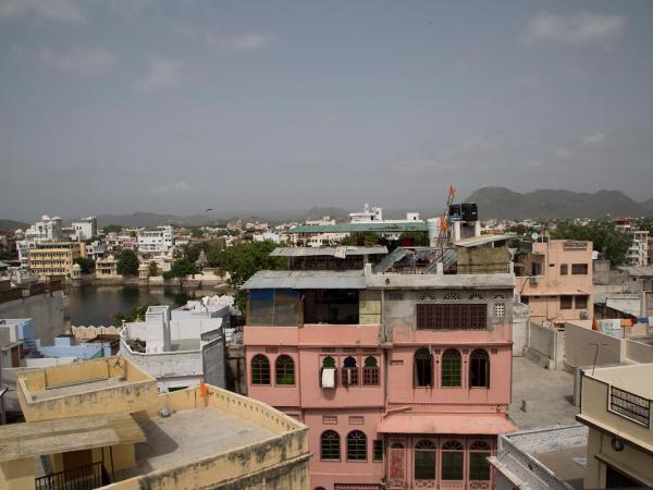 Udai Haveli Guest House : photo 3 de la chambre chambre double Économique avec salle de bains et toilettes communes