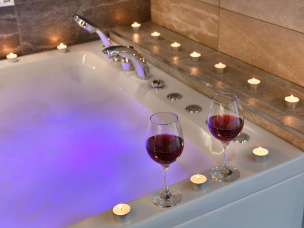 Nish Suites Atasehir : photo 7 de la chambre chambre double avec baignoire spa