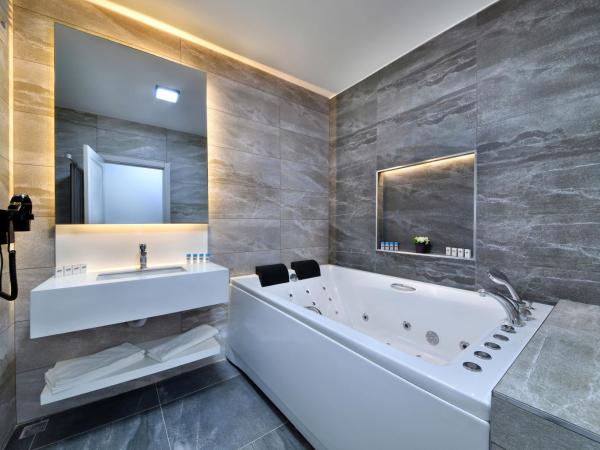 Nish Suites Atasehir : photo 8 de la chambre chambre double avec baignoire spa