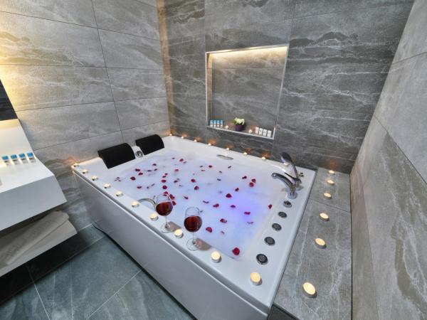Nish Suites Atasehir : photo 10 de la chambre chambre double avec baignoire spa