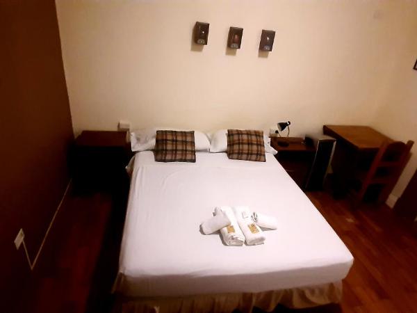 Sabatico Travelers Hostel & Guesthouse : photo 1 de la chambre chambre triple avec salle de bains
