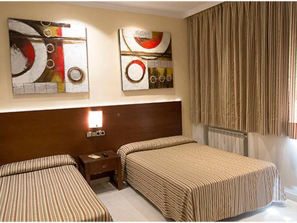 Hostal Atocha Almudena Martín : photo 3 de la chambre chambre lit queen-size - accessible aux personnes à mobilité réduite