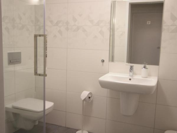 Studencki Dom Marynarza Pasat : photo 4 de la chambre chambre lits jumeaux avec salle de bains commune