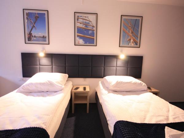 Studencki Dom Marynarza Pasat : photo 2 de la chambre chambre lits jumeaux avec salle de bains commune