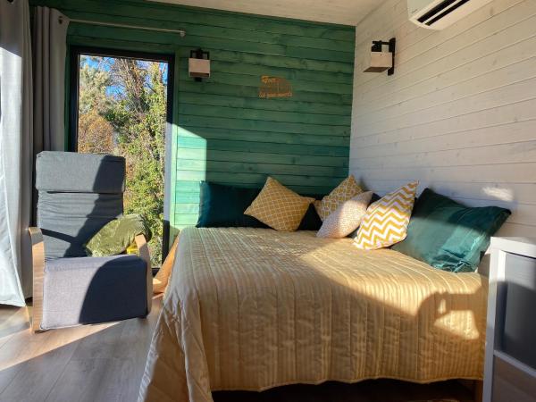 Les lodges de l'oliveraie de Virevent : photo 1 de la chambre studio - vue sur montagne