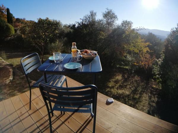 Les lodges de l'oliveraie de Virevent : photo 4 de la chambre studio - vue sur montagne