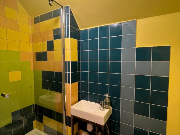 Art Hostel : photo 8 de la chambre chambre double avec salle de bains privative