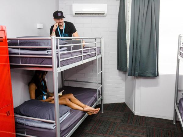 Mad Monkey Waterfront : photo 2 de la chambre lit dans dortoir mixte de 8 lits avec salle de bains