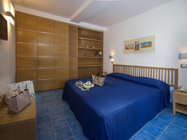 Grifo Hotel Charme & SPA : photo 1 de la chambre chambre double supérieure avec vue partielle sur la mer