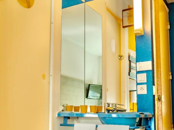 ibis Budget Colmar Centre Gare : photo 6 de la chambre chambre triple avec 1 lit double et 1 lit superposé