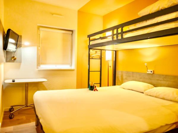 ibis Budget Colmar Centre Gare : photo 8 de la chambre chambre triple avec 1 lit double et 1 lit superposé