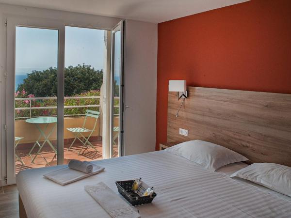 Hôtel-Club du Domaine d'Aiguebelle, USSIM Vacances : photo 2 de la chambre chambre double deluxe - vue latérale sur mer