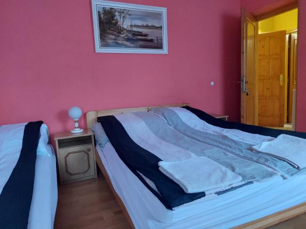 Napfény villa : photo 4 de la chambre chambre triple avec salle de bains privative