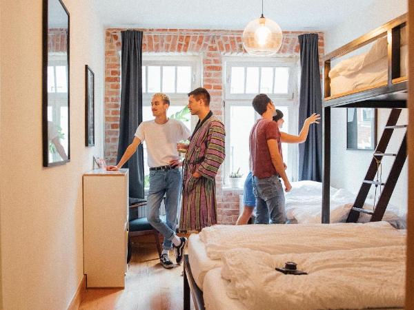 Hostel Multitude : photo 1 de la chambre chambre quadruple avec salle de bains commune