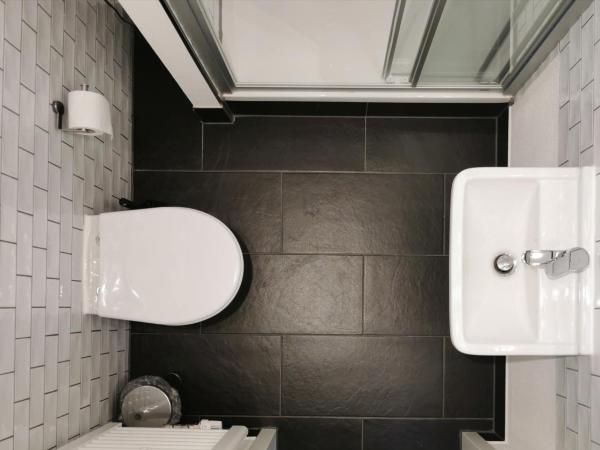 Hostel Multitude : photo 4 de la chambre chambre triple avec salle de bains privative