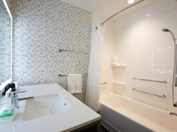 Holiday Inn Louisville Downtown , an IHG Hotel : photo 1 de la chambre chambre lit king-size - baignoire accessible aux personnes à mobilité réduite - non-fumeurs