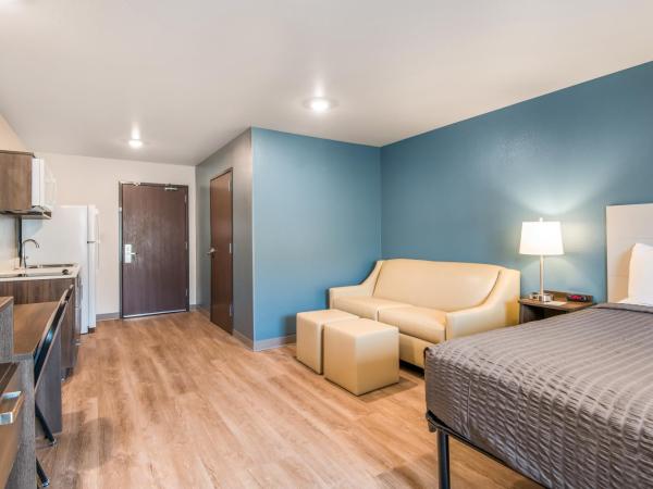 WoodSpring Suites Colorado Springs North - Air Force Academy : photo 5 de la chambre suite lit king-size avec canapé-lit - non-fumeurs